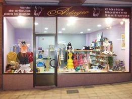 Tienda de artículos de danza "Adagio" con ropa y accesorios de baile en el escaparate.