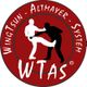 Logo des Wingtsun-Altmayer-Systems (WTAS) mit Silhouetten von Personen im Kampf auf rotem Hintergrund.