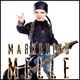 Kleines Kind in Rocker-Outfit mit Gitarre, zeigt Rock-Handzeichen. Text: "Marketing Melle".