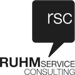 Schwarzes Logo mit der Aufschrift "RUHM SERVICE CONSULTING" und einem Sprechblasen-Element.