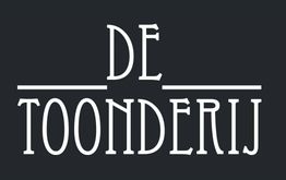 Zwart-wit logo met de tekst "De Toonderij" in witte letters op een donkere achtergrond.