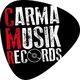 Logo nero a forma di plettro con scritta "Carma Musik Records" in bianco e rosso.