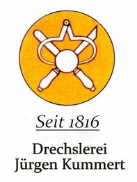 Gelbes Logo mit Werkzeugen, Text: "Seit 1816 Drechslerei Jürgen Kummert."