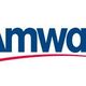 Amway-Logo mit blauem Schriftzug und rotem Bogen darunter.