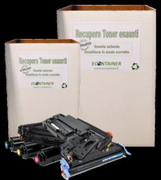 Scatole di raccolta toner esausti con cartucce davanti.