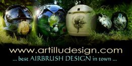 Airbrush-Designs auf Helmen mit Kunstmotiven, Text: "www.artilludesign.com ... best AIRBRUSH DESIGN in town ...".
