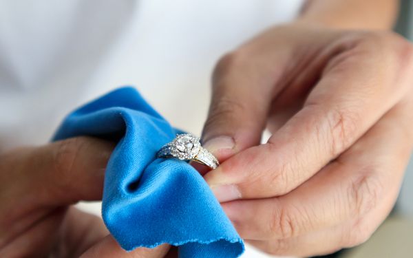 Ältere Person reinigt seinen Ring mit einem Seidentuch