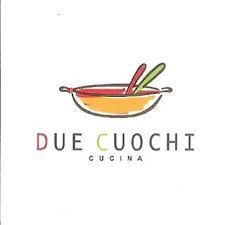 Logo com panela e duas colheres coloridas, texto: "Due Cuochi Cucina".