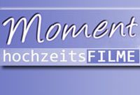 Logo mit Schriftzug "Moment hochzeitsFILME" auf blauem Hintergrund.