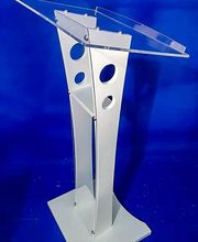 Atril moderno de metal con diseño de círculos sobre fondo azul.