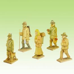 Fünf Holzfiguren in Tracht vor grünem Hintergrund, verschiedene Posen und Accessoires.