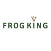 Text "Frog King" mit einer goldenen Krone über dem "O" auf weißem Hintergrund.