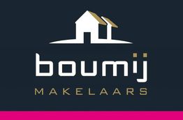 Logo van Boumij Makelaars met witte huisafbeelding op een donkerblauwe achtergrond.