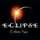 Logotipo de Eclipse Esthetic Spa con imagen de eclipse solar en fondo negro.