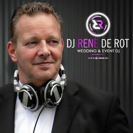 Mann mit Kopfhörern, schwarzem Anzug; DJ René de Rot-Logo und Webseite im Hintergrund.