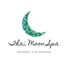 Grünes Halbmond-Logo mit Schnörkeln, Schriftzug „Thai Moon Spa“ und Text „Gesundheit & Entspannung“.