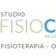Logo Studio Fisioclub: mani stilizzate blu, testo in verde e blu, “Fisioterapia - Osteopatia”.