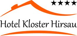 Logo des Hotels Kloster Hirsau mit fünf schwarzen Sternen und orangem Dachdesign.