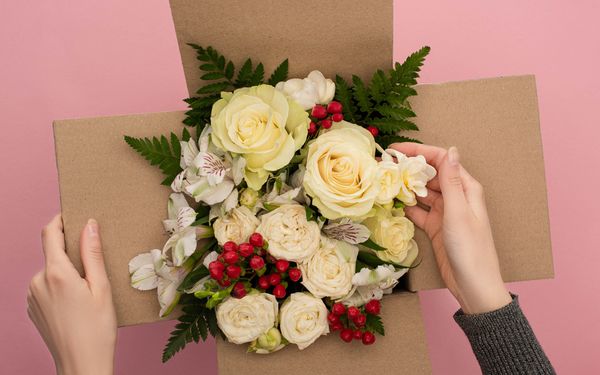 Geöffnete Box, in der sich ein Blumenstrauß befindet