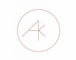 Ein rotes Monogramm "AK" in einem Kreis auf weißem Hintergrund.