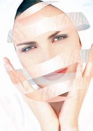 Gesicht einer Frau mit Hautstreifen, die Falten verdecken, zarte Hände am Kinn.