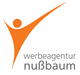 Orange Logofigur neben Text "werbeagentur nußbaum".
