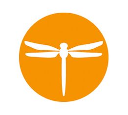 Weiße Libelle auf orangem Kreis-Hintergrund.