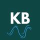 Alt-Text: "Weißes 'KB'-Logo auf dunklem Hintergrund, blaue Wellen darunter."