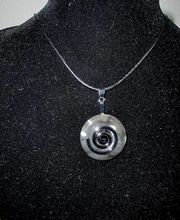 Kettenanhänger aus Feuerstein in Donutform 