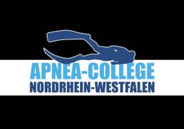 Logo des Apnea-College Nordrhein-Westfalen mit Taucher-Silhouette in Blau auf schwarzem Hintergrund.