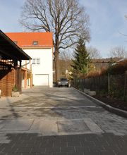 Parkplätze im abgeschlossenen Hof