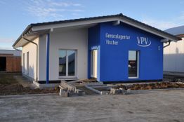 Modernes Bürogebäude mit blauem VPV-Logo und der Aufschrift „Generalagentur Vischer“.