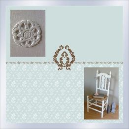 Weißer Stuhl, Blumenrelief, florales Muster, hellblauer Hintergrund, verzierte Bordüre.
