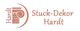 Ein Logo mit rotem Schriftzug "Stuck-Dekor Hardt" und stilisierter Säule daneben.