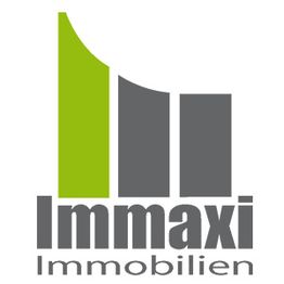 Logo mit grauen und grünen Balken, darunter der Text: Immaxi Immobilien.