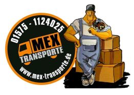 Mann lehnt an Kisten, Logo von MEX Transporte, Lkw-Symbol, Telefonnummer und Website sichtbar.