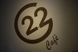 Logo del "Cafè 22" su sfondo bianco.