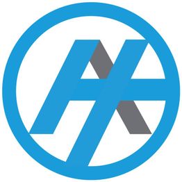 Blau-graues Logo mit überlappenden Buchstaben in einem blauen Kreis.