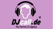 Stilisierter DJ mit Kopfhörern und Text: DJcall.de - The German DJ Agency auf lila Hintergrund.