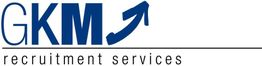 GKM-Logo mit blauem Pfeil nach oben. Text: "recruitment services".