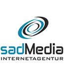 Logo der sadMedia Internetagentur mit blau-schwarzem Design und kreisförmigem Element.