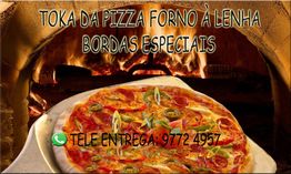 Pizza à lenha com bordas especiais; telefone para entrega: 9772 4957.