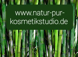 Bambushintergrund mit Website-Text: www.natur-pur-kosmetikstudio.de