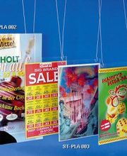 Hängende Werbeplakate in transparenten Hüllen vor blauem Hintergrund.