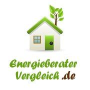 Logo mit Haus, Baum und Text "Energieberater Vergleich.de" in grünen und braunen Tönen.