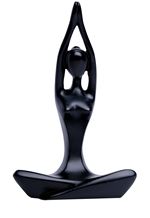 Statue noire en posture de yoga, bras levés, sur fond blanc.