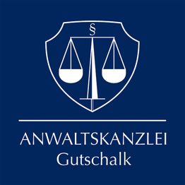 Wappen der Anwaltskanzlei mit Waage und Paragraphenzeichen, Text: Anwaltskanzlei Gutschalk.