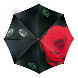 Schwarzer Regenschirm mit roter Rose und grünen Blättern als Muster.