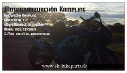 Motorradsilhouette vor Sonnenuntergang mit Kontaktinfos von Motorrad-zubehör Kampling.