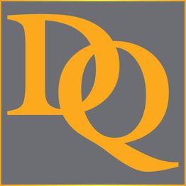 Logotipo com as letras "DQ" em dourado sobre um fundo cinza.